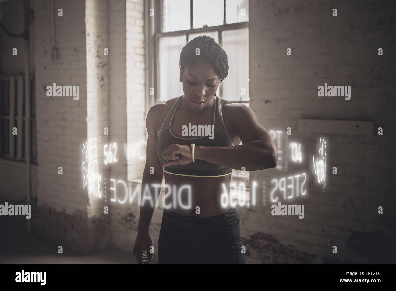 Virtuellen Worte kreisenden schwarze Sportler Fitness Tracker überprüfen Stockfoto