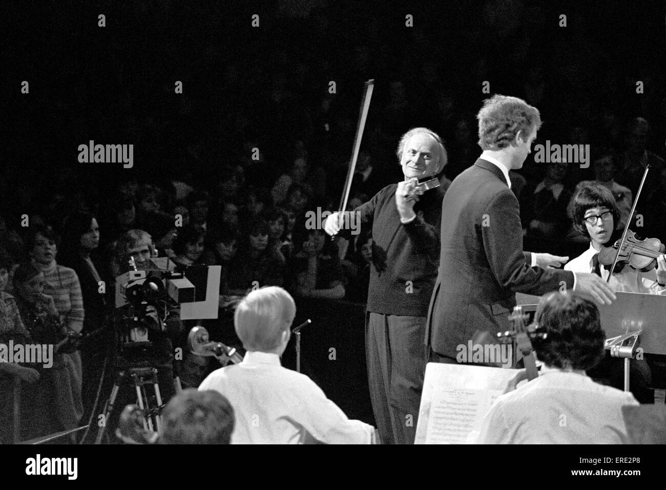 US-amerikanischer Violinist und Dirigent Yehudi Menuhin (1916-1999) erklingt in der Royal Albert Hall, London 1977 Stockfoto