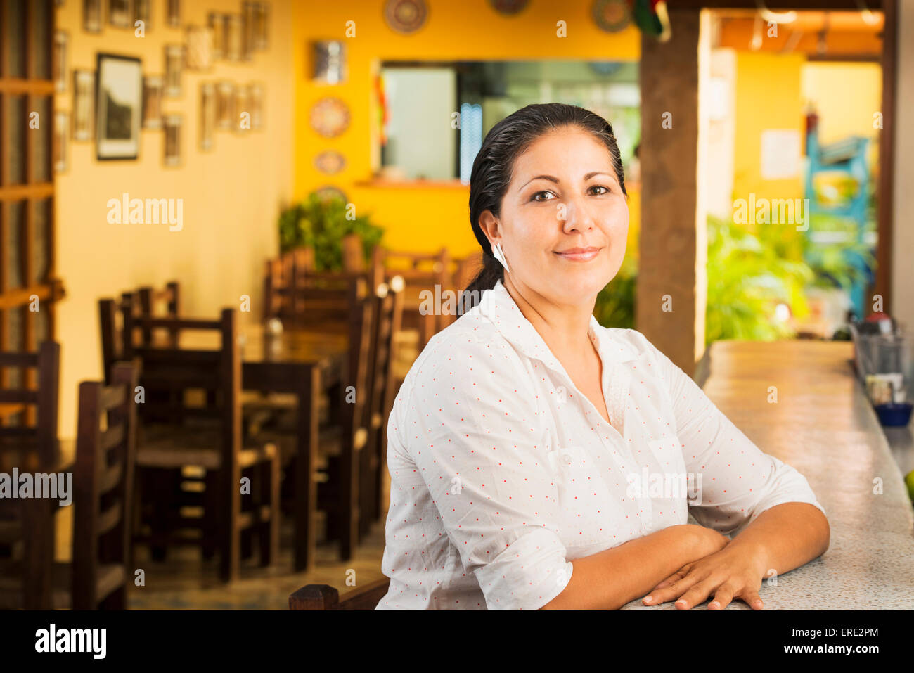 Lächelnde Frau am Schalter im restaurant Stockfoto