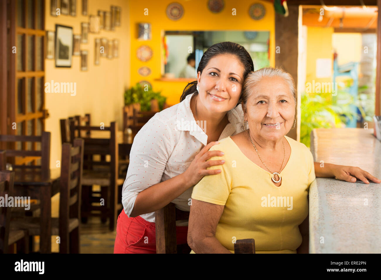 Lächelnde Frauen am Schalter im restaurant Stockfoto