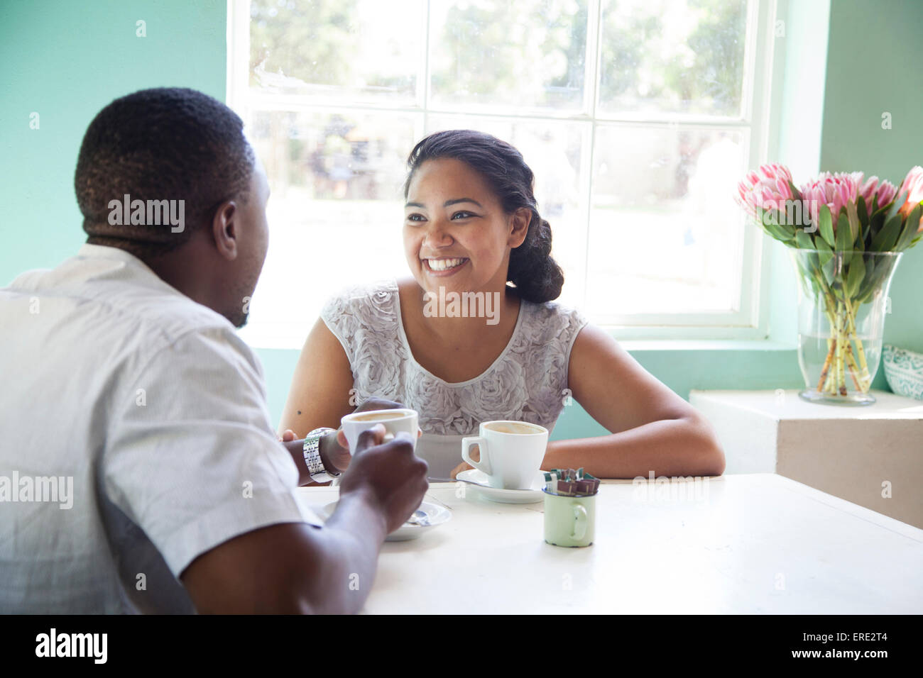 Lächelnde paar Kaffeetrinken am Tisch Stockfoto