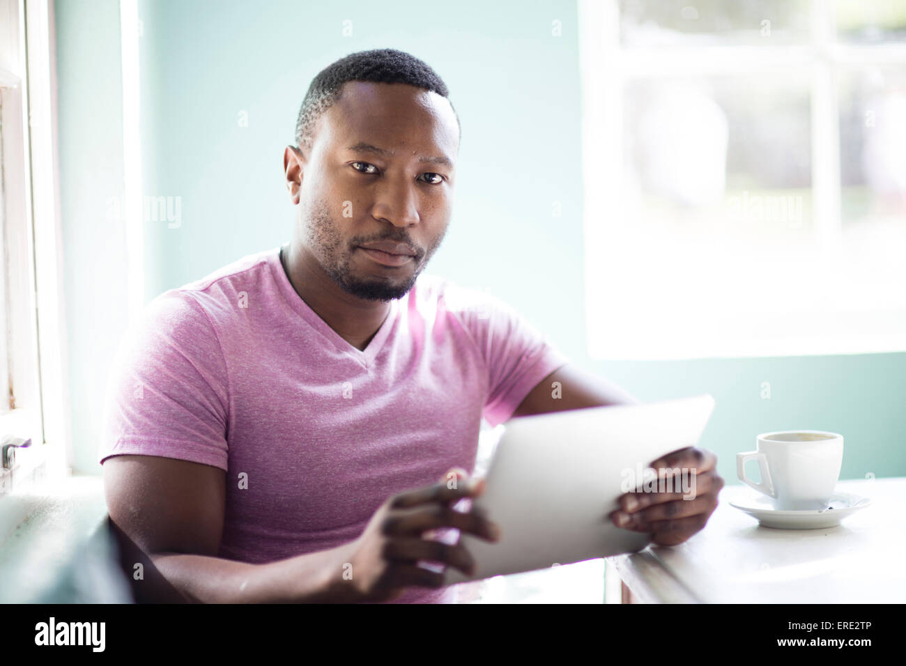 Schwarzer Mann mit digital-Tablette Stockfoto