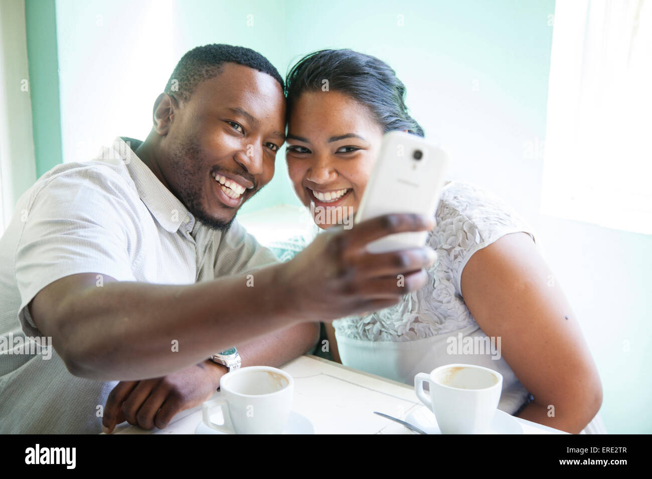 Lächelnde paar unter Handy selfie Stockfoto
