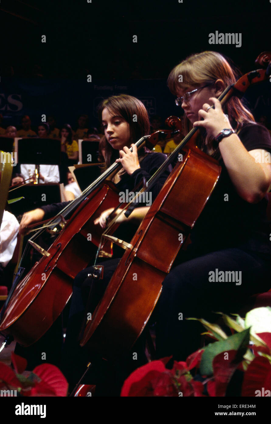 Cellisten. Teil des Cello eines Jugend-Sinfonieorchesters, spielen in der Royal Albert Hall, London im Rahmen der Stockfoto