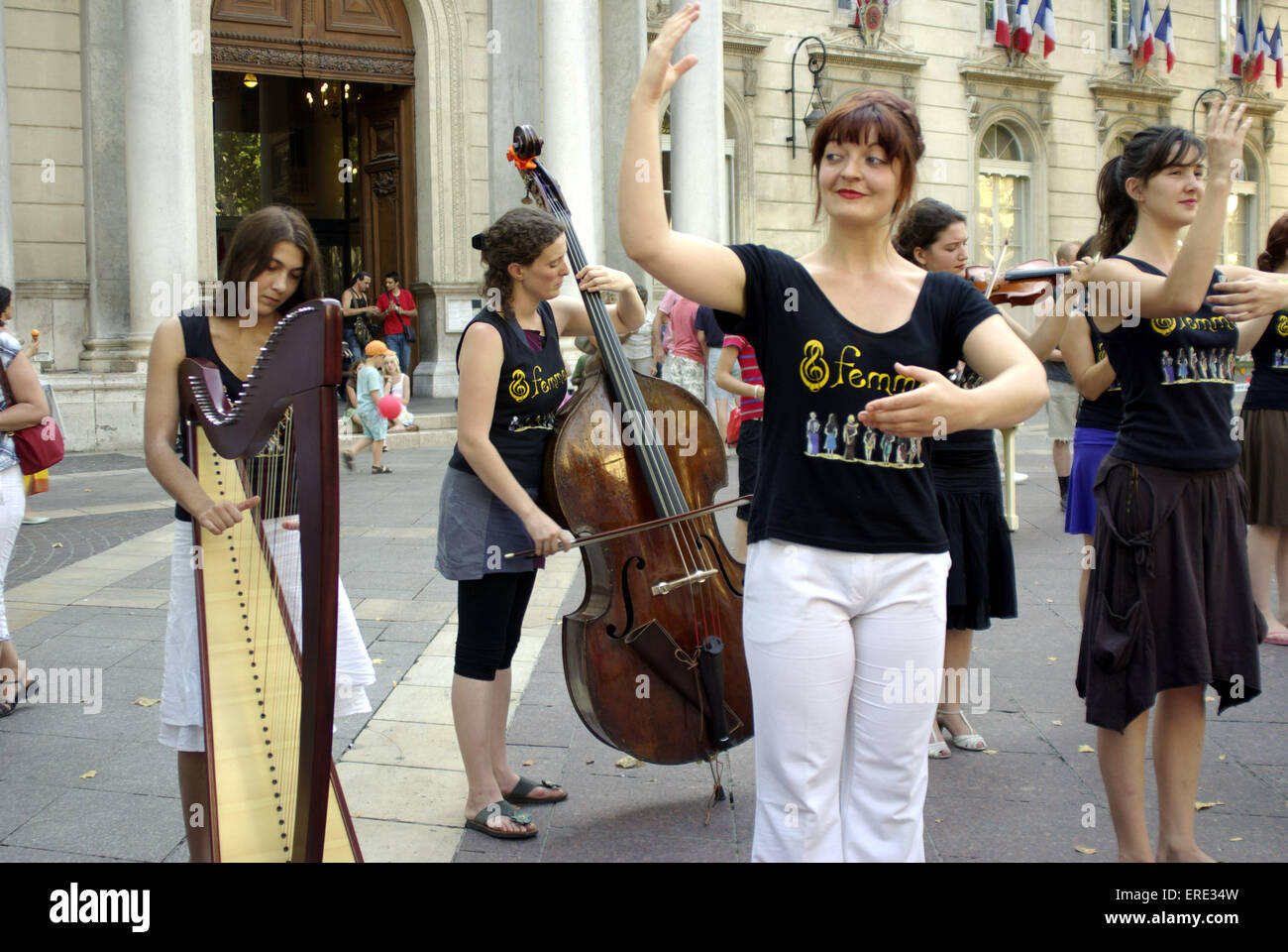 Eine Gruppe von jungen Musikerinnen & Sänger Werbung ihre Show in Avignon Rathausplatz, im Süden Frankreichs während des jährlichen zweiwöchigen Performing Arts Festivals. Stockfoto