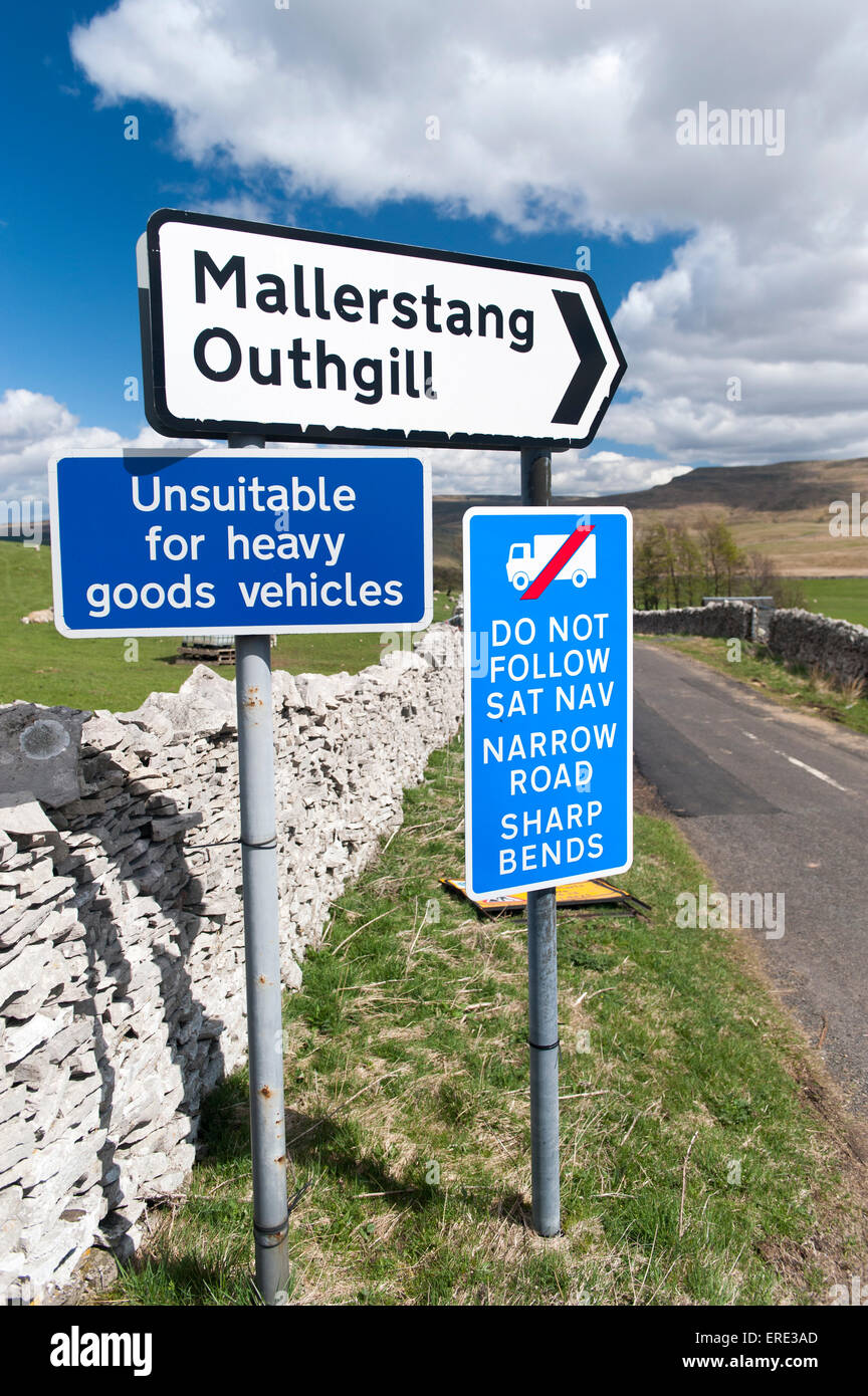 Anzeichen auf eine schmale Straße Warnung Wagen gegen folgende ihre Navi Systeme. Cumbria, UK. Stockfoto