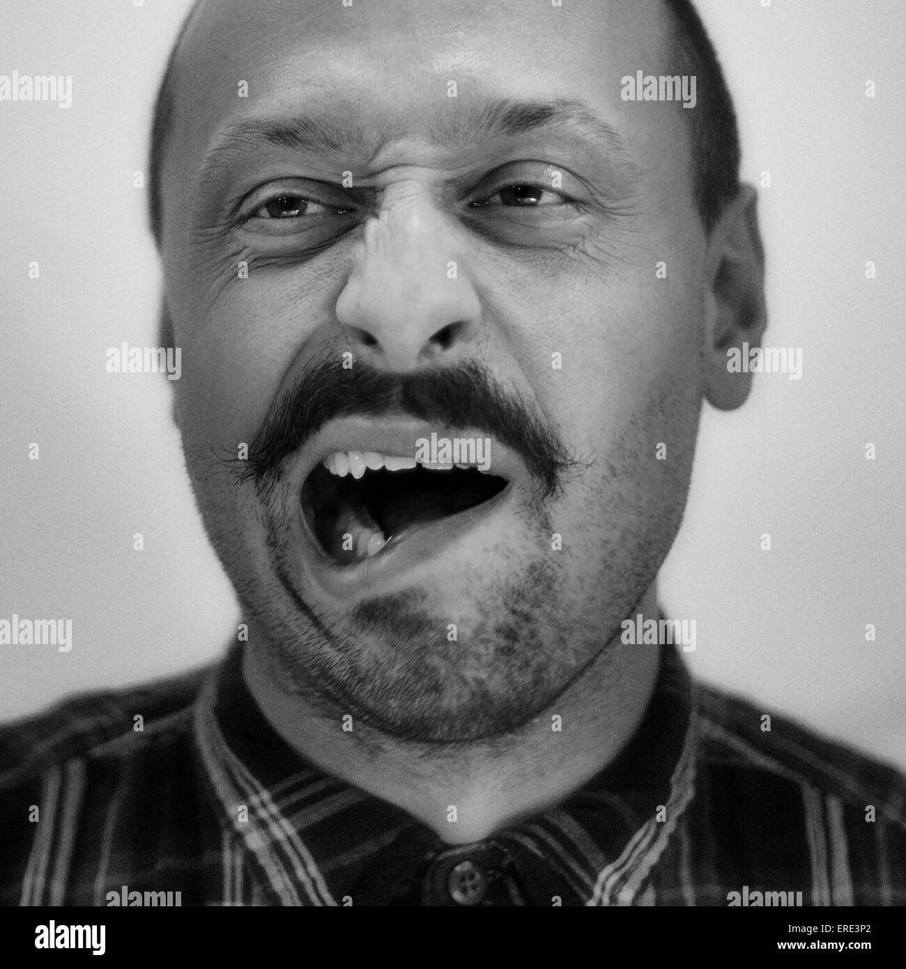 Nahaufnahme von kaukasischen Mann verzog das Gesicht Stockfoto