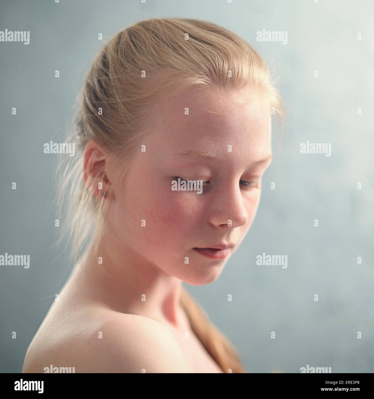 Kaukasische Mädchen auf der Suche nach unten Stockfoto