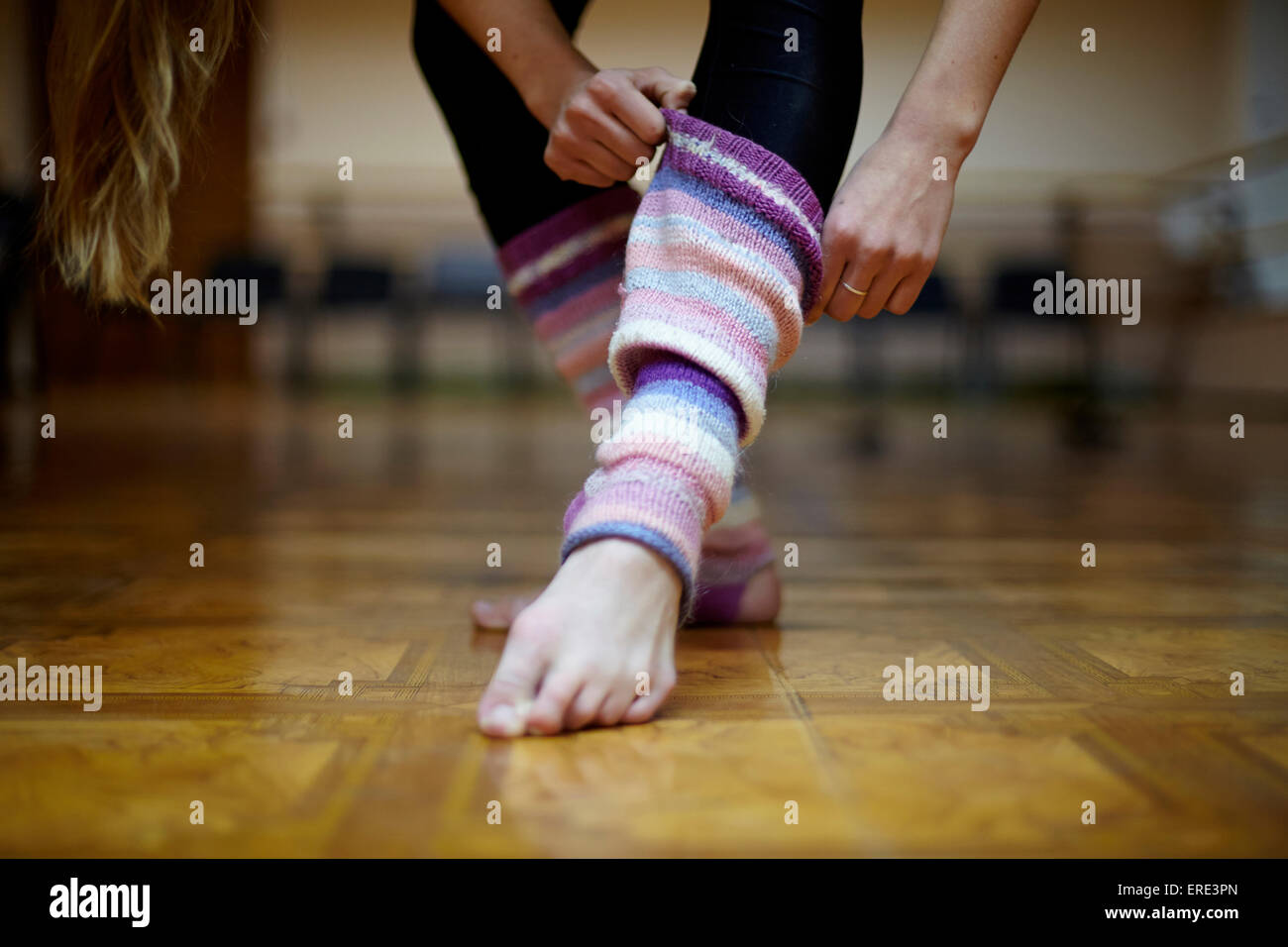 Kaukasische Tänzerin ziehen am Beinlinge Stockfoto