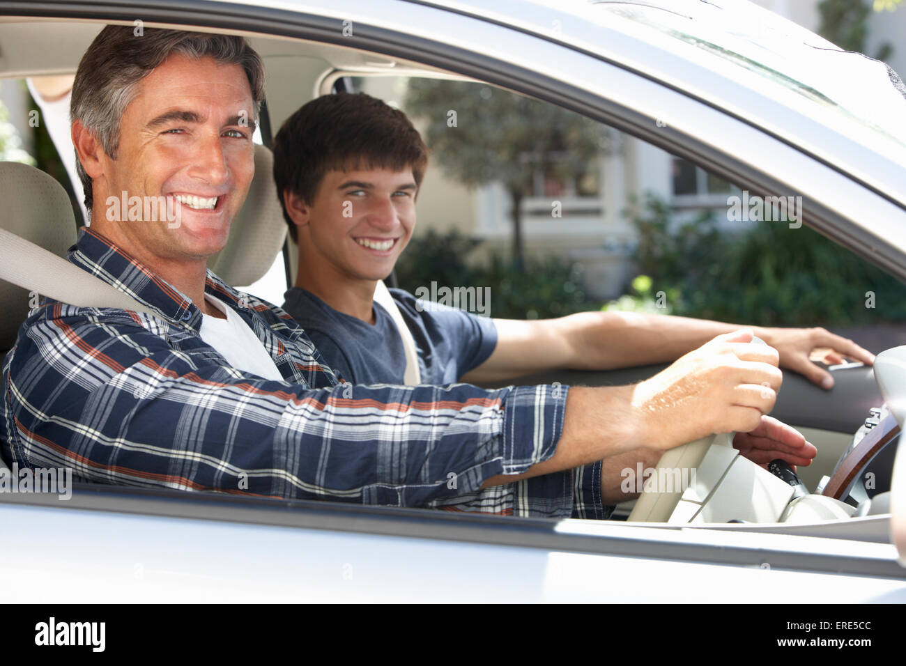 Vater auf der Autofahrt mit Teenager-Sohn Stockfoto