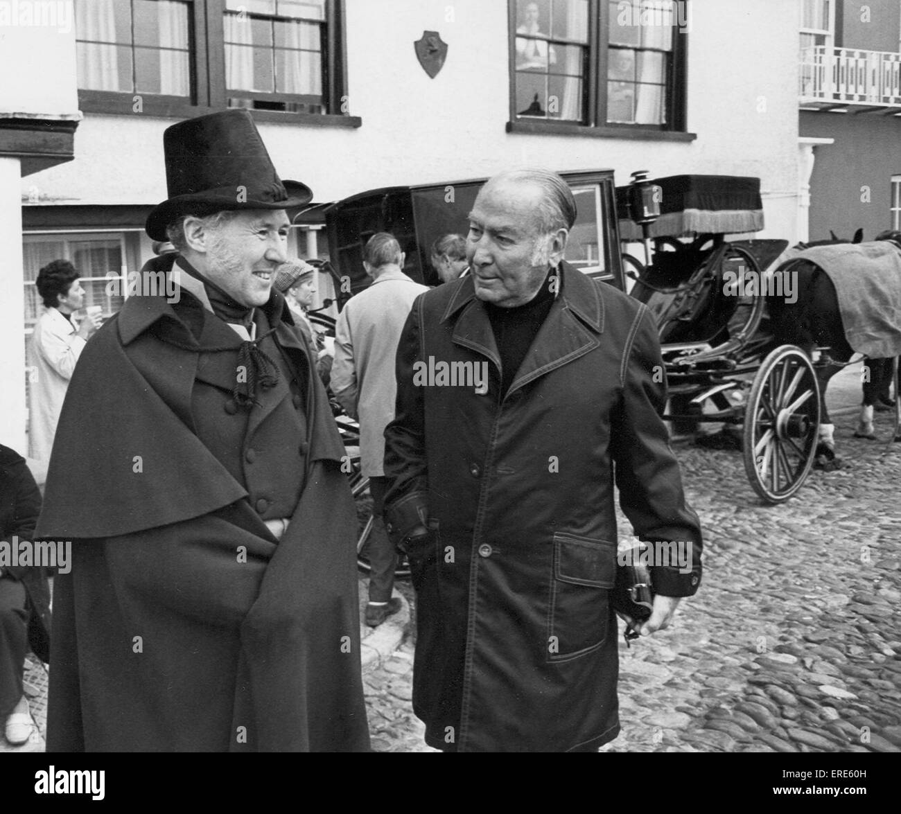 Anthony Quayle (links) Chats, der legendäre Hollywood-Produzent Hal Wallis am Set von Vermächtnis an die Nation am Dartmouth, Stockfoto