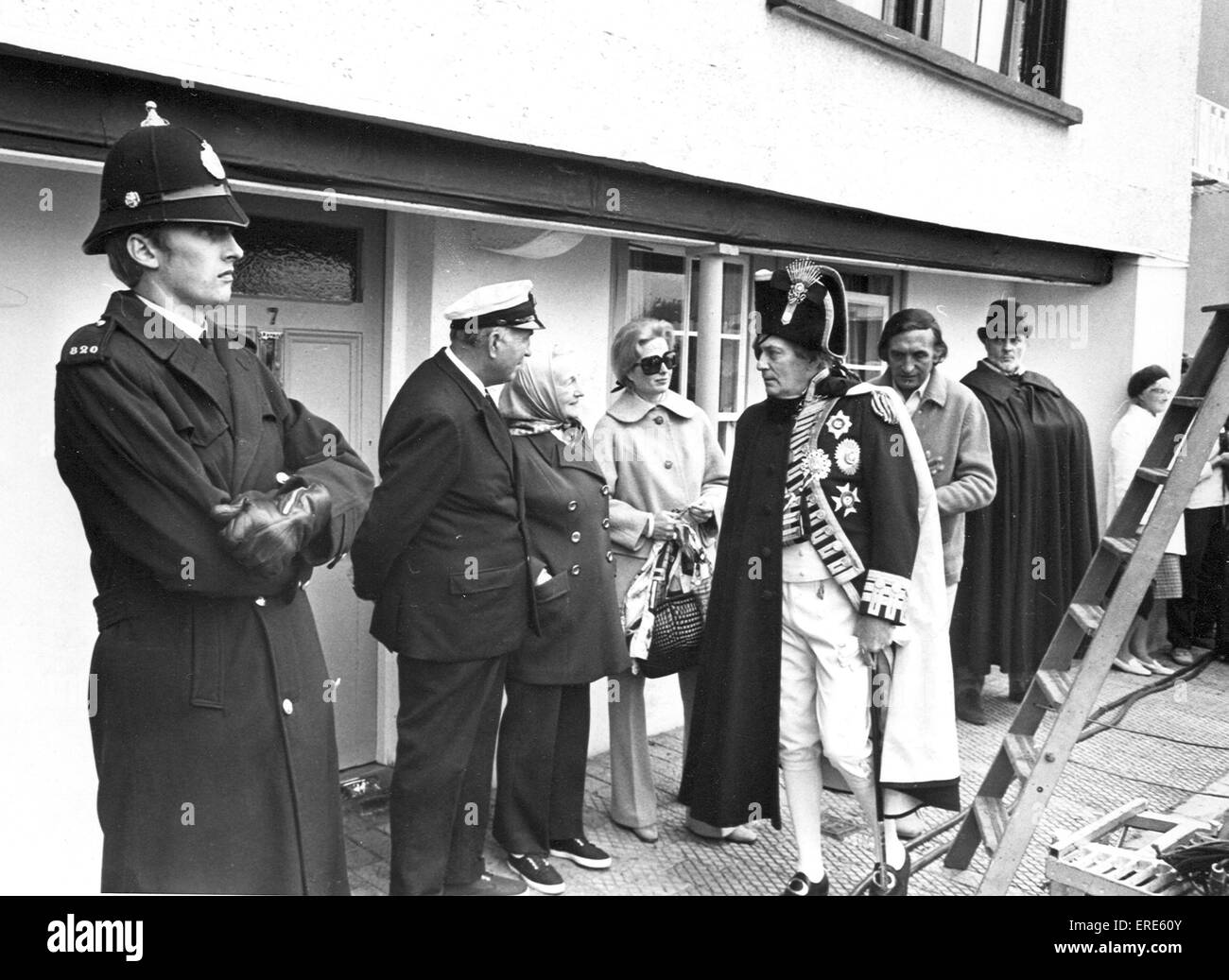 Peter Finch plaudert mit Einheimischen während der Dreharbeiten von Vermächtnis an die Nation am Bayards Cove, Dartmouth, Devon im Jahr 1971 Stockfoto