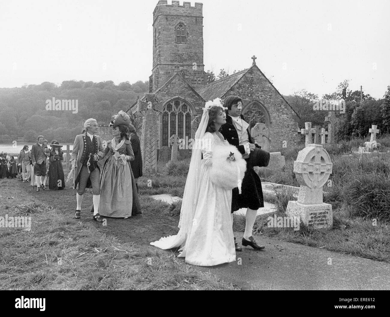 Die Hochzeitsszene für Poldark beschossen Kirche St. Winnows in der Nähe von Lostwithiel, Cornwall im Mai 1977. Judy Geeson als Caroline Penvenen heiratet Michael Cadman als Dwight Enys. Stockfoto