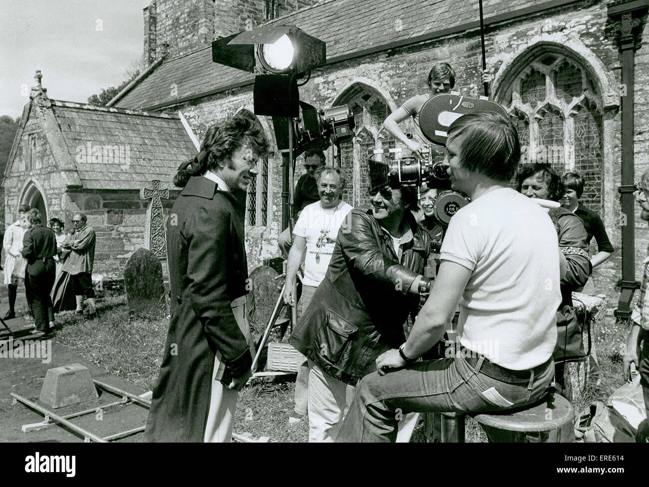 Schauspieler Robin Ellis chats an die Crew während der Dreharbeiten Poldark in der St. Winnows Kirche in der Nähe von Lostwithiel, Cornwall im Mai 1977. Stockfoto