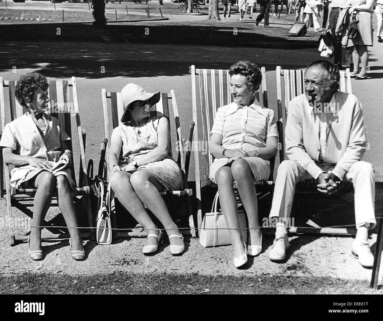 Sid James eine Pause in den Pavillon-Gärten, wo er in einer Sommer-Show, Torquay 1969 erscheine. Stockfoto