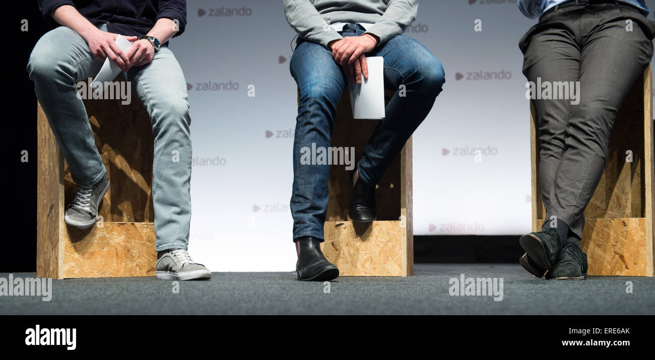 Berlin, Deutschland. 2. Juni 2015. Der Gründer und Vorsitzende von Zalando SE, David Schneider (L-R), Robert Gentz und Rubin Ritter sitzen auf dem Podium bei der Zalando SE Hauptversammlung in Berlin, Deutschland, 2. Juni 2015. Zalando ist einer der größten Anbieter im europäischen e-Commerce-Handel nach nur wenigen Jahren geworden. Nur als 8.000 Mitarbeiter für den Online-Händler im Jahr 2008 in Berlin gegründet arbeiten. Foto: BERND VON JUTRCZENKA/Dpa/Alamy Live-Nachrichten Stockfoto