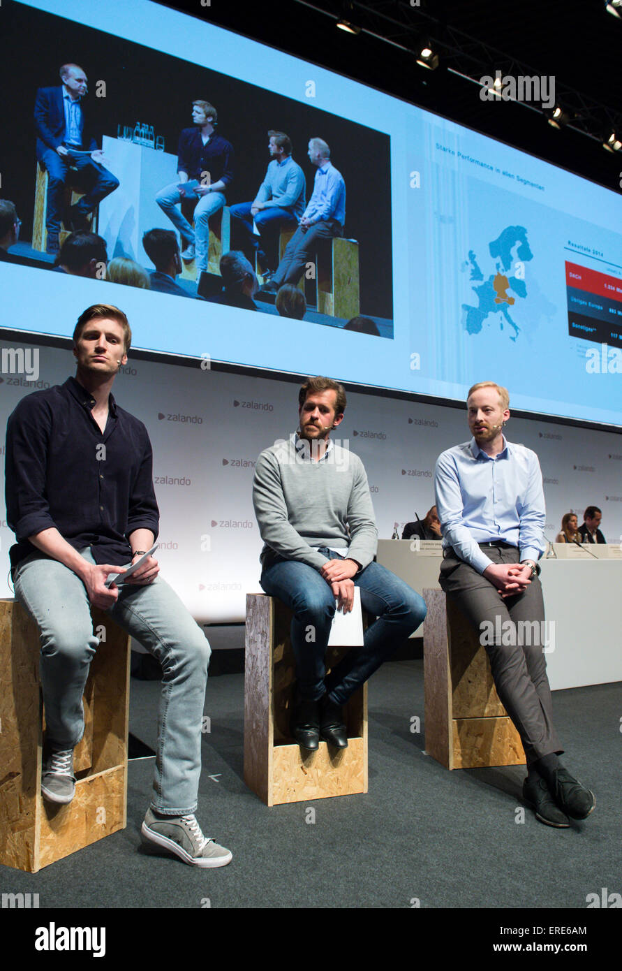 Berlin, Deutschland. 2. Juni 2015. Der Gründer und Vorsitzende von Zalando SE, David Schneider (L-R), Robert Gentz und Rubin Ritter sitzen auf dem Podium bei der Zalando SE Hauptversammlung in Berlin, Deutschland, 2. Juni 2015. Zalando ist einer der größten Anbieter im europäischen e-Commerce-Handel nach nur wenigen Jahren geworden. Nur als 8.000 Mitarbeiter für den Online-Händler im Jahr 2008 in Berlin gegründet arbeiten. Foto: BERND VON JUTRCZENKA/Dpa/Alamy Live-Nachrichten Stockfoto