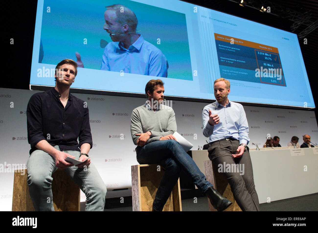 Berlin, Deutschland. 2. Juni 2015. Der Gründer und Vorsitzende von Zalando SE, David Schneider (L-R), Robert Gentz und Rubin Ritter sitzen an der Zalando SE Hauptversammlung in Berlin, Deutschland, 2. Juni 2015. Zalando ist einer der größten Anbieter im europäischen e-Commerce-Handel nach nur wenigen Jahren geworden. Nur als 8.000 Mitarbeiter für den Online-Händler im Jahr 2008 in Berlin gegründet arbeiten. Foto: BERND VON JUTRCZENKA/Dpa/Alamy Live-Nachrichten Stockfoto