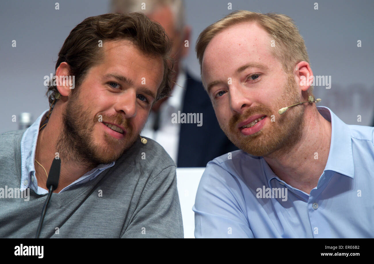 Berlin, Deutschland. 2. Juni 2015. Der Gründer und Vorsitzende von Zalando SE Robert Gentz (L) und Vorsitzender Rubin Ritter sitzen in der Zalando SE Hauptversammlung in Berlin, Deutschland, 2. Juni 2015. Zalando ist einer der größten Anbieter im europäischen e-Commerce-Handel nach nur wenigen Jahren geworden. Nur als 8.000 Mitarbeiter für den Online-Händler im Jahr 2008 in Berlin gegründet arbeiten. Foto: BERND VON JUTRCZENKA/Dpa/Alamy Live-Nachrichten Stockfoto