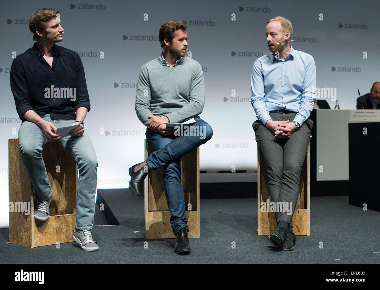 Berlin, Deutschland. 2. Juni 2015. Der Gründer und Vorsitzende von Zalando SE, David Schneider (L-R), Robert Gentz und Rubin Ritter sitzen auf dem Podium bei der Zalando SE Hauptversammlung in Berlin, Deutschland, 2. Juni 2015. Zalando ist einer der größten Anbieter im europäischen e-Commerce-Handel nach nur wenigen Jahren geworden. Nur als 8.000 Mitarbeiter für den Online-Händler im Jahr 2008 in Berlin gegründet arbeiten. Foto: BERND VON JUTRCZENKA/Dpa/Alamy Live-Nachrichten Stockfoto