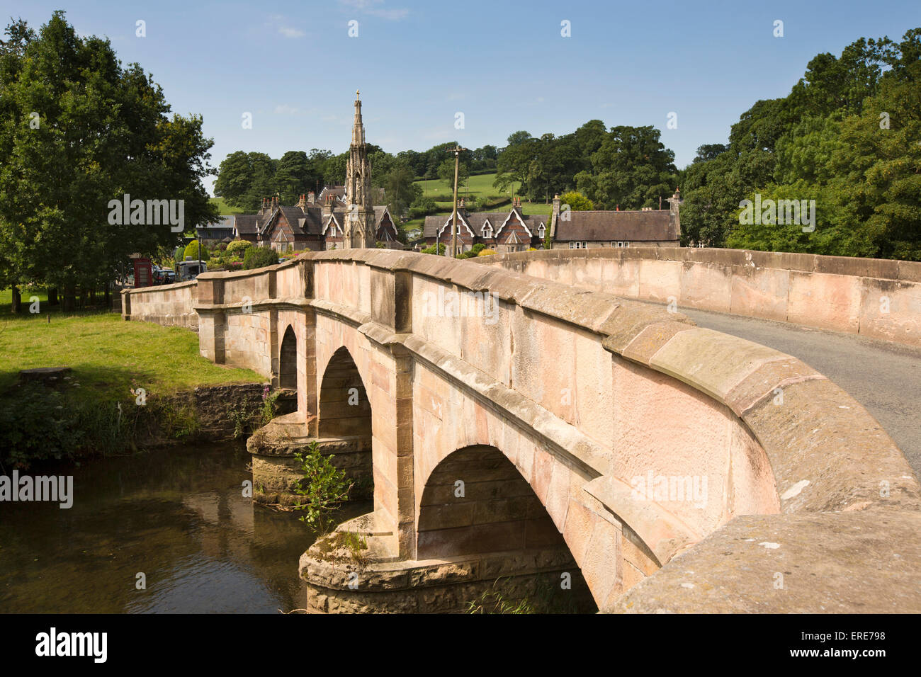 Großbritannien, England, Staffordshire, Ilam, Brücke über Fluss vielfältig und Mary Watts-Russell Memorial Cross Stockfoto