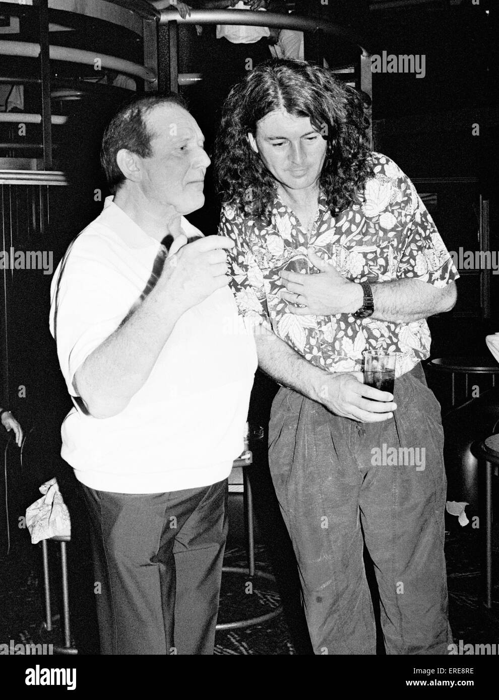 Jim Marshall, OBE (links, geb. 1923), Gründer von Marshall Amplification, im Gespräch mit Ian Gillan (geb. 1945), Sängerin der Band Deep Purple, an eine private Feier in London im Jahr 1988 abgebildet ist. Jim ist bekannt als "Vater der lauten". Stockfoto