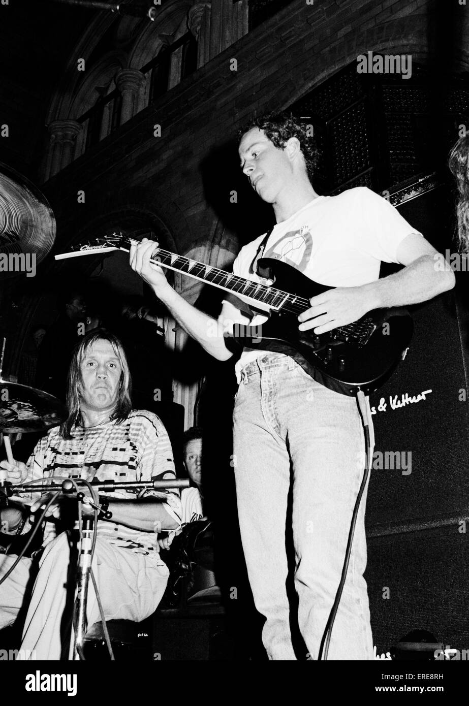 John McEnroe, Tennisspieler star (B. 1959) spielt e-Gitarre bei einem privaten Auftritt in den Szene-Clubs, London 1991. Stockfoto