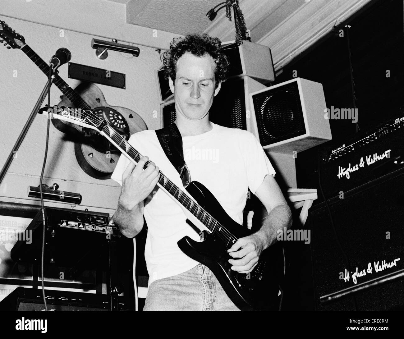 John McEnroe, Tennisspieler star (B. 1959) spielt e-Gitarre bei einem privaten Auftritt in den Szene-Clubs, London 1991. Stockfoto