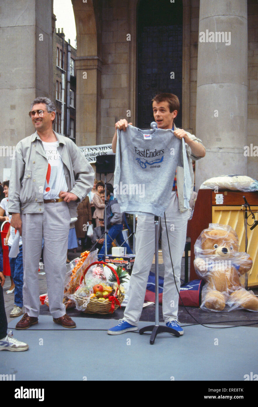 Tom Watt (geb. 1956), wer Lofty in der BBC-Fernsehserie East Enders spielte, Versteigerungen eine Sweatshirt für wohltätige Zwecke am Covent Garden Stockfoto