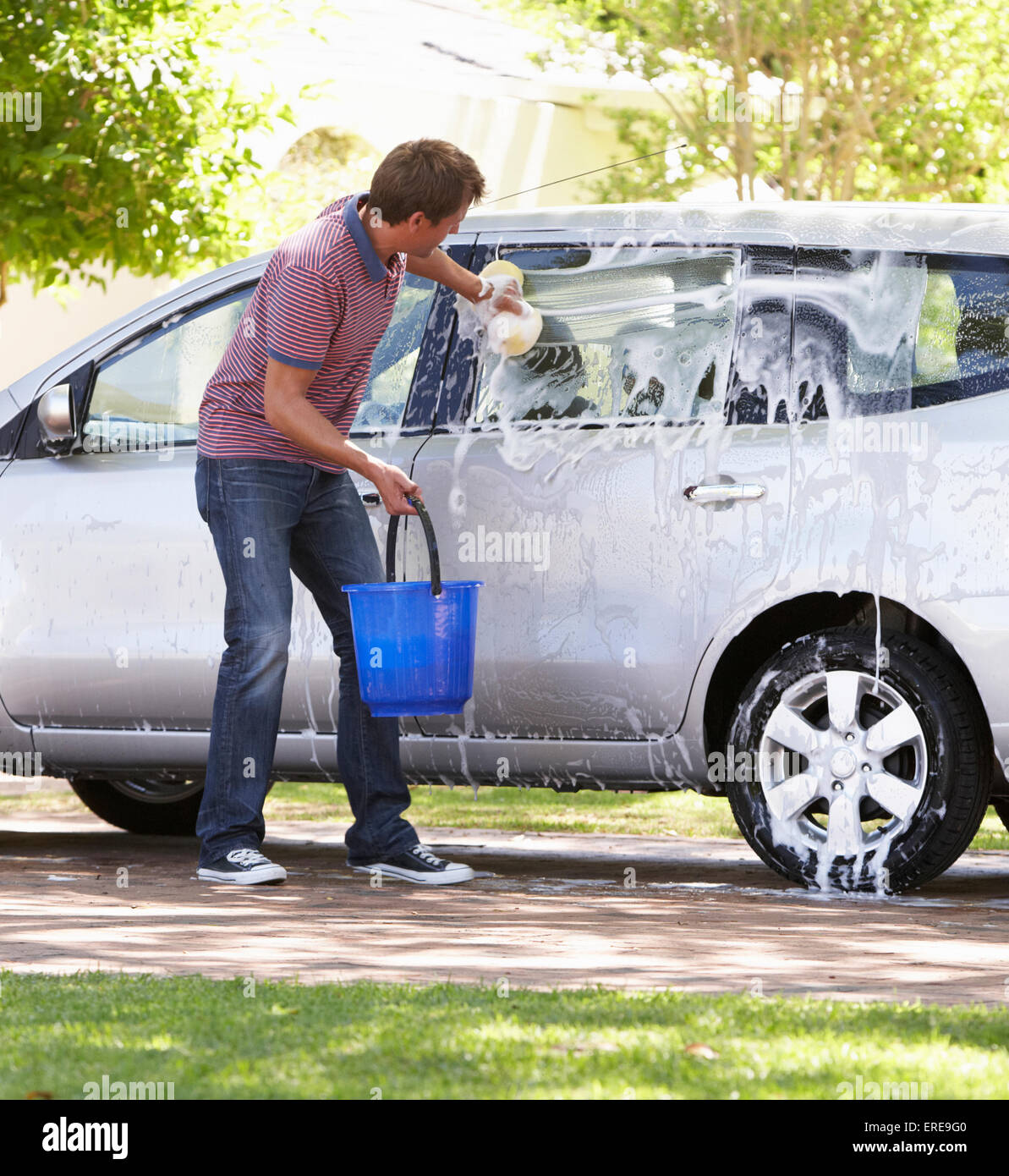 Mann Waschen Auto In Fahrt Stockfoto