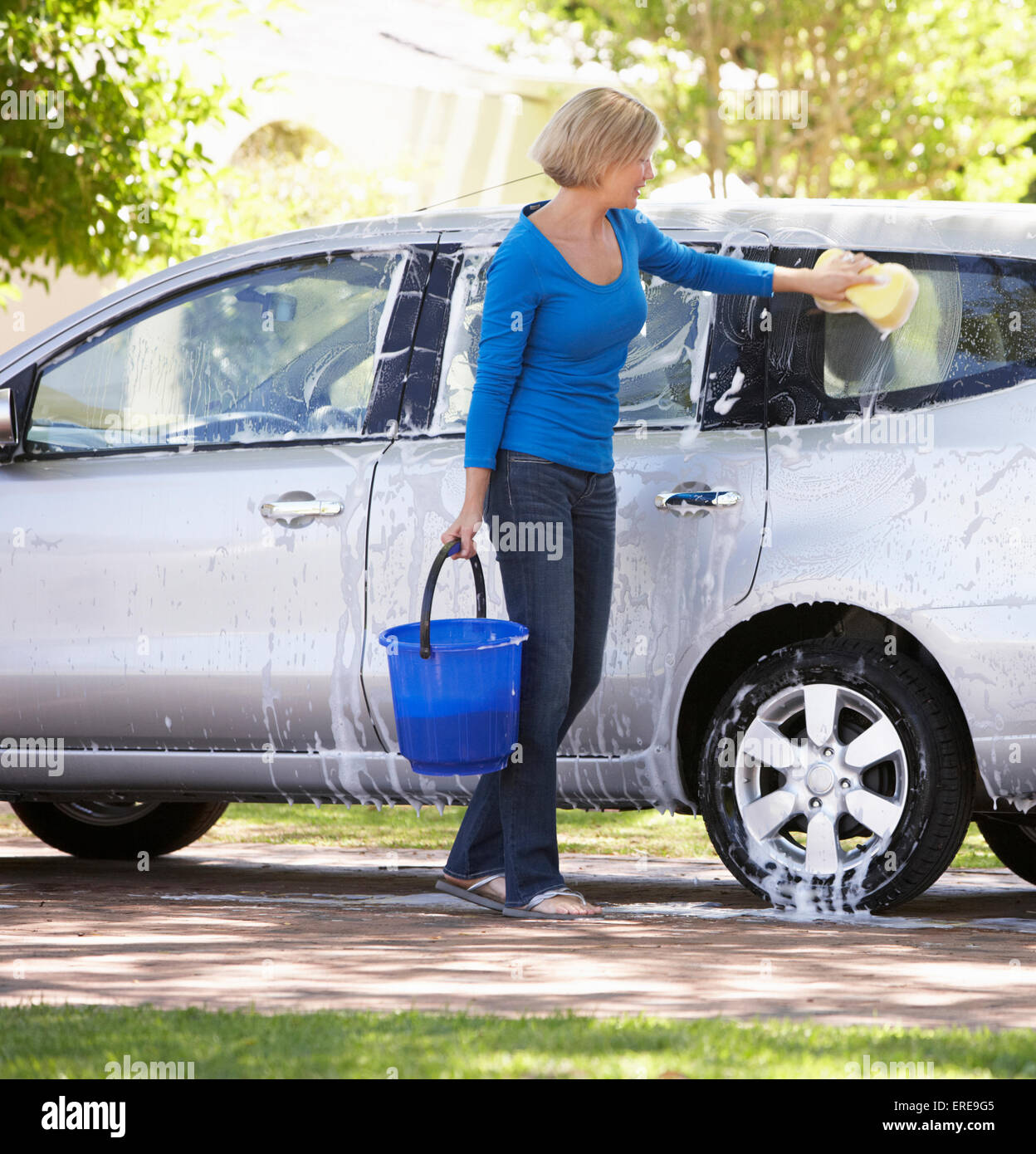 Frau Waschen Auto In Fahrt Stockfoto