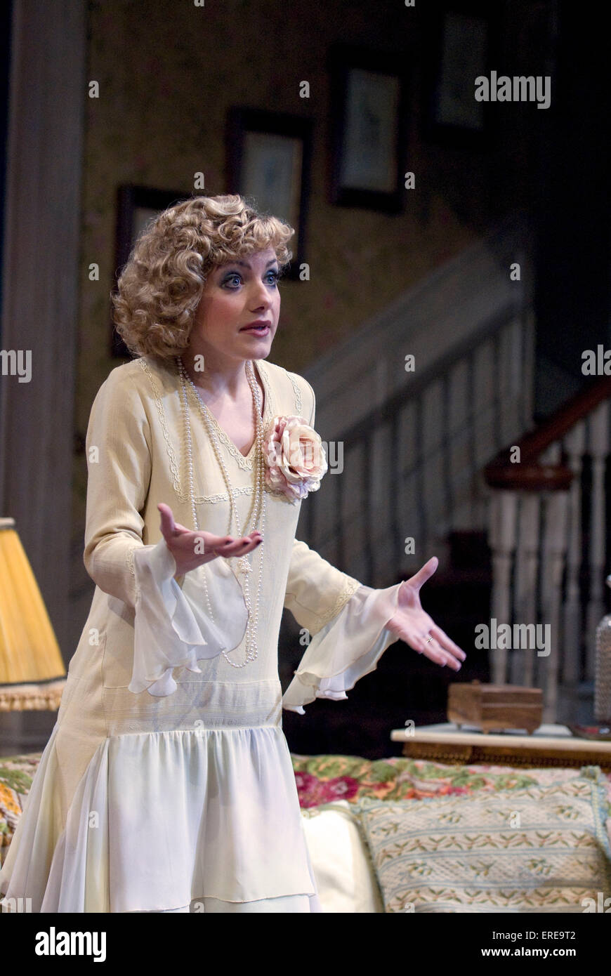 Natalie Walter spielt Jackie Coryton in "Heuschnupfen" von Noel Coward, unter der Regie von Nikolai Foster. Chichester Festival Theatre Stockfoto