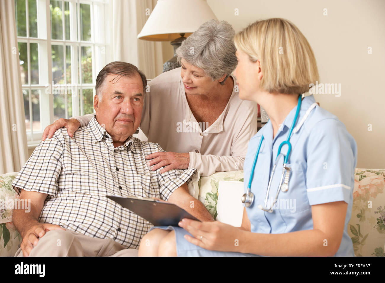 Ehemaliger Senior woman, Gesundheits-Check mit Krankenschwester zu Hause Stockfoto