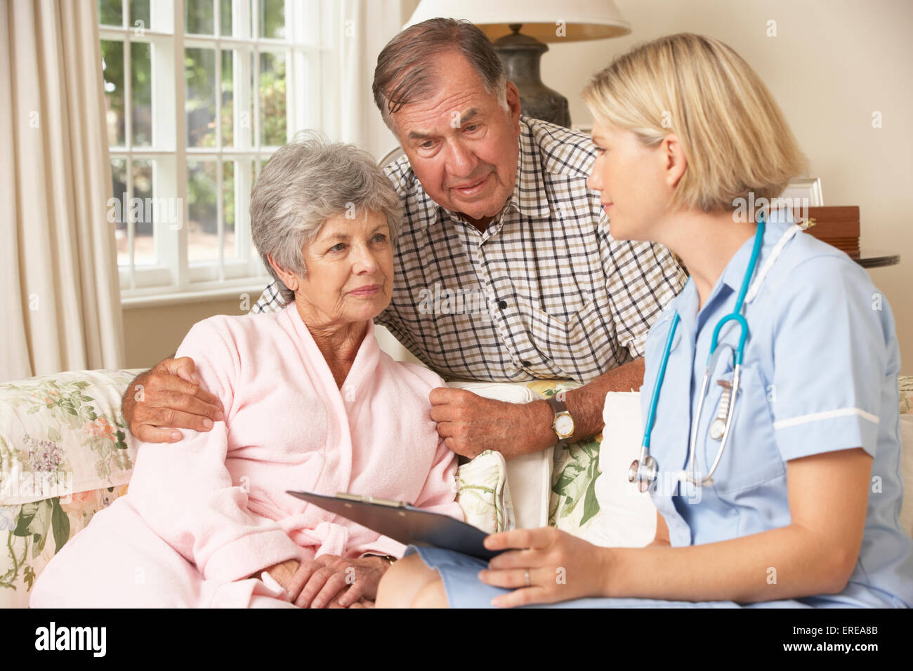 Ehemaliger Senior Woman, Gesundheits-Check mit Krankenschwester zu Hause Stockfoto