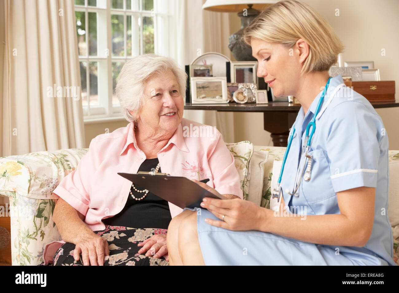 Ehemaliger Senior Woman, Gesundheits-Check mit Krankenschwester zu Hause Stockfoto