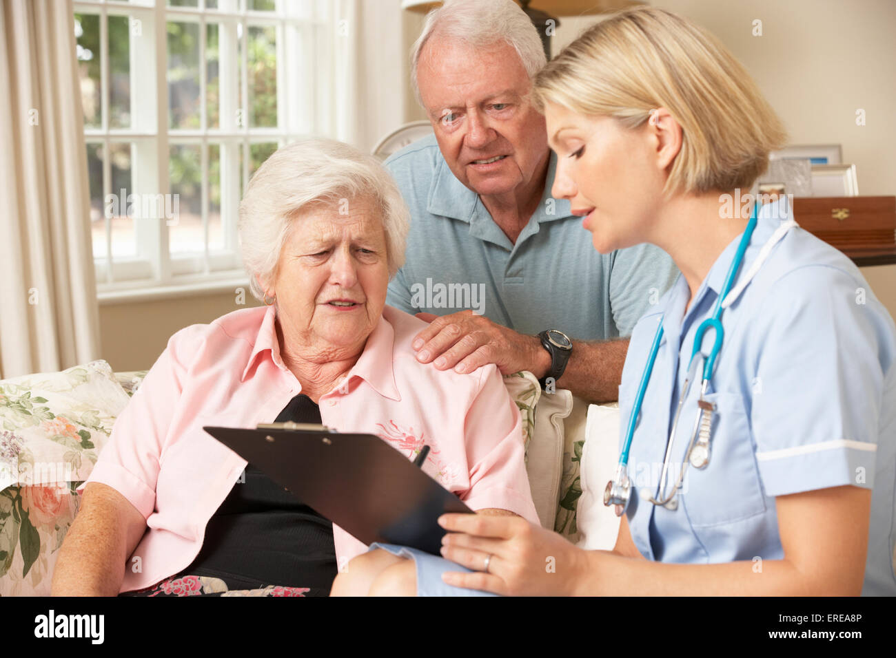Ehemaliger Senior Woman, Gesundheits-Check mit Krankenschwester zu Hause Stockfoto