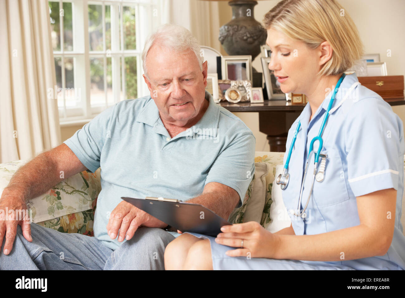 Ehemaliger Senior woman, Gesundheits-Check mit Krankenschwester zu Hause Stockfoto