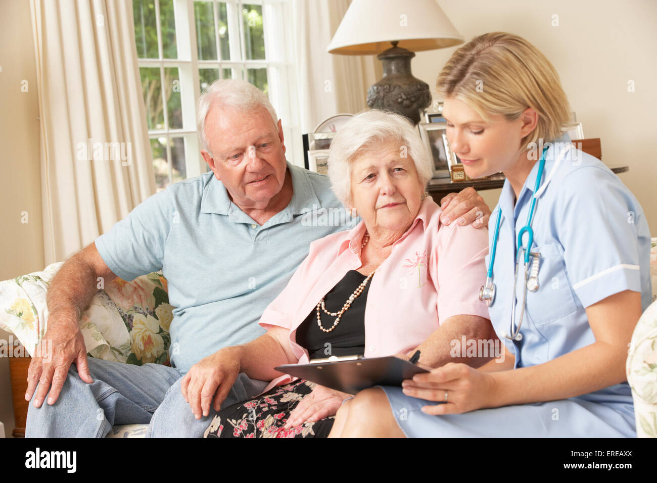 Ehemaliger Senior Woman, Gesundheits-Check mit Krankenschwester zu Hause Stockfoto