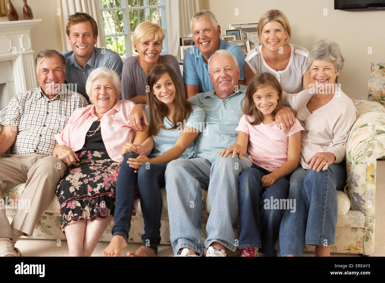 Große Familie Gruppe auf Sofa sitzen drinnen Stockfoto