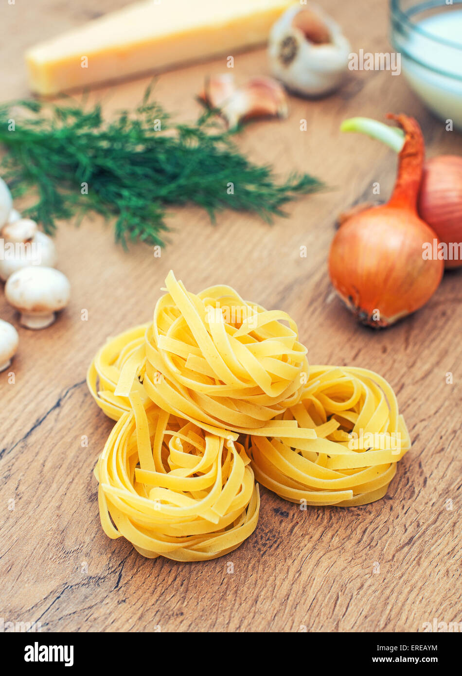 Zutaten für Pasta mit Pilzen. Stockfoto