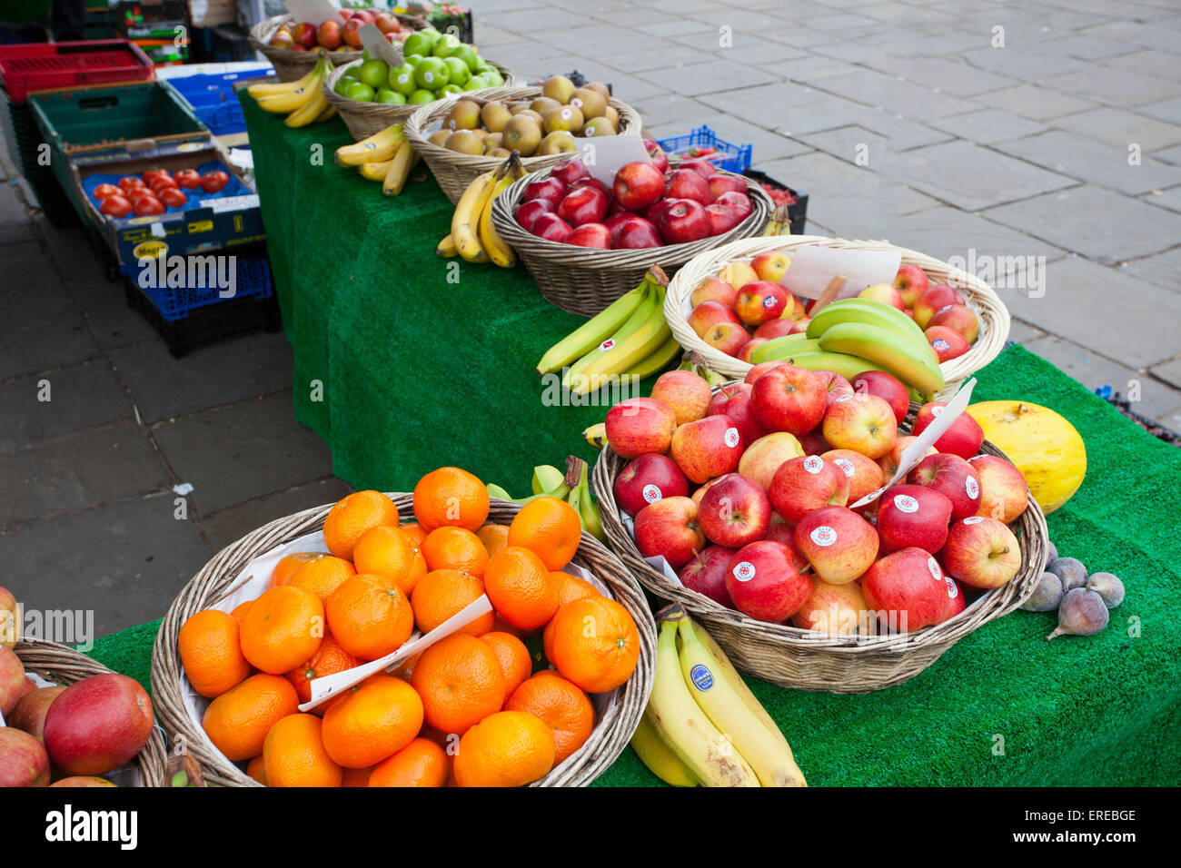 Eine bunte Open-Air-Obst und Gemüse Stall im Kingsmead Square, Bad, N.E.Somerset, England, UK Stockfoto
