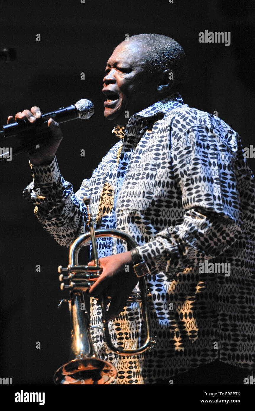 Südafrikanische Trompeter Hugh Masekela beim Cheltenham Jazz Festival. 1. Mai 2009. Stockfoto