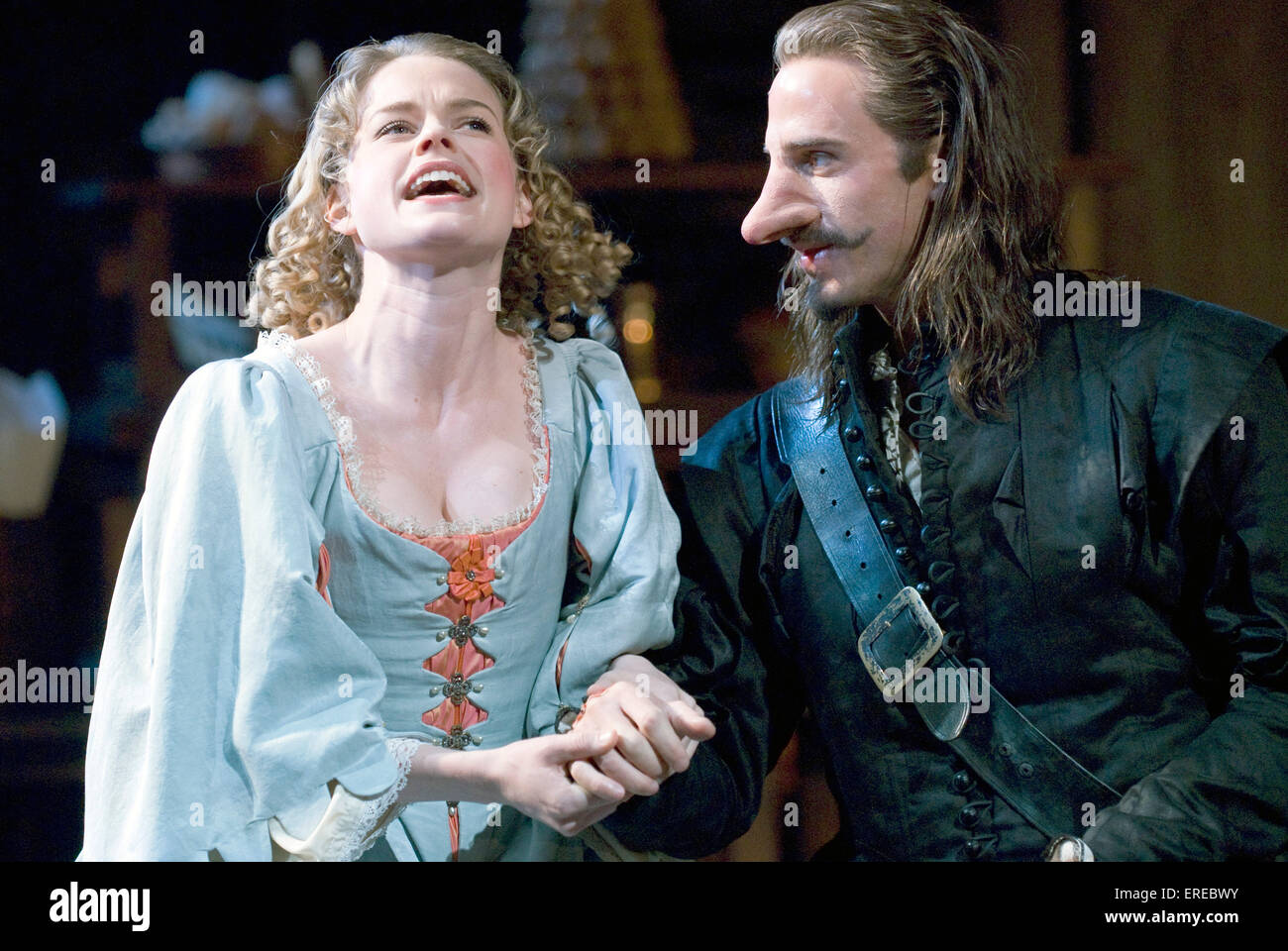 Joseph Fiennes als Cyrano de Bergerac und Alice Eve als Roxane in "Cyrano de Bergerac", Chichester Festival Theatre, Mai 2009. Stockfoto