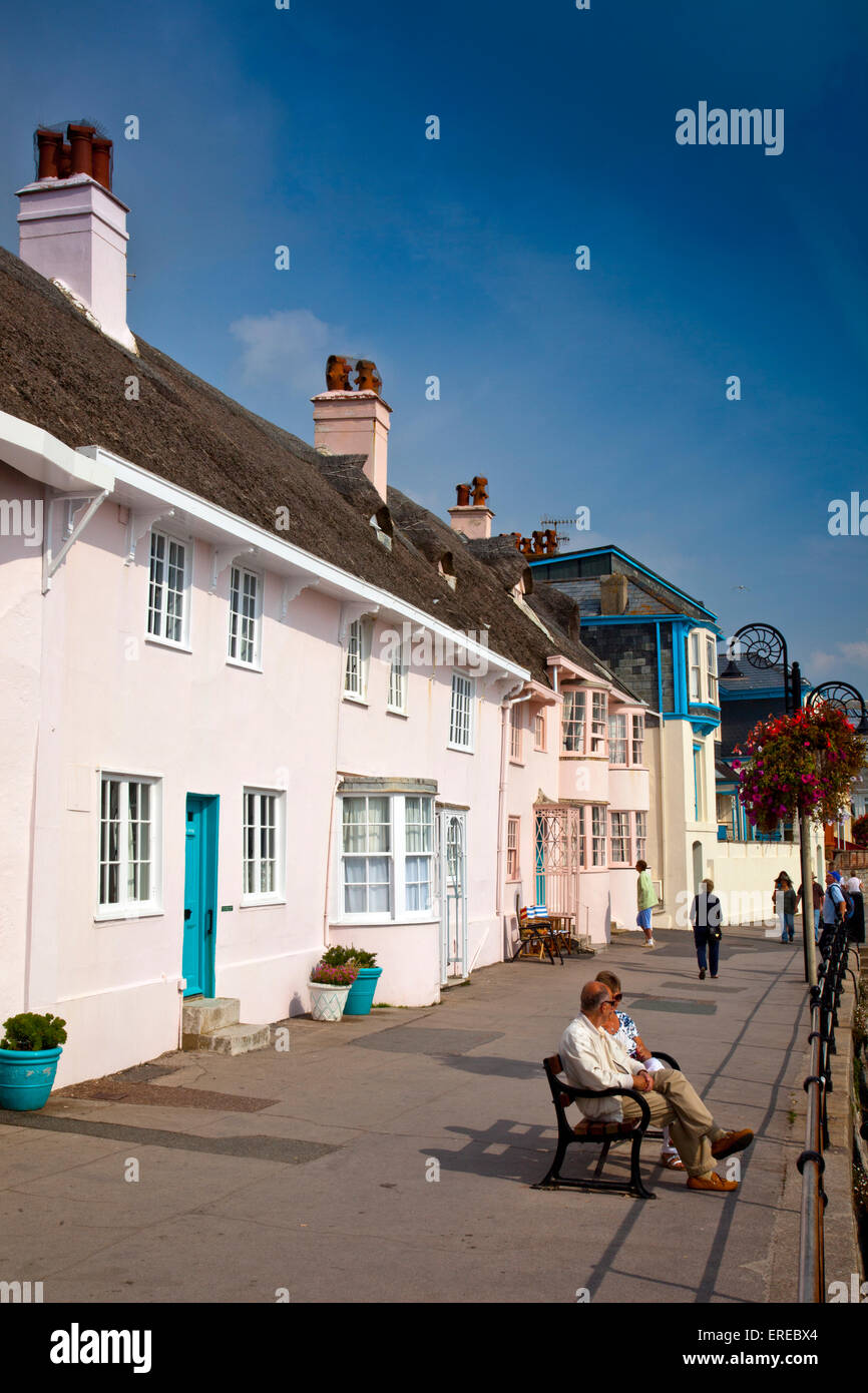 Direkt am Meer befindet sich auf der Promenade in Lyme Regis auf der Jurassic Coast, Dorset, England, UK Stockfoto