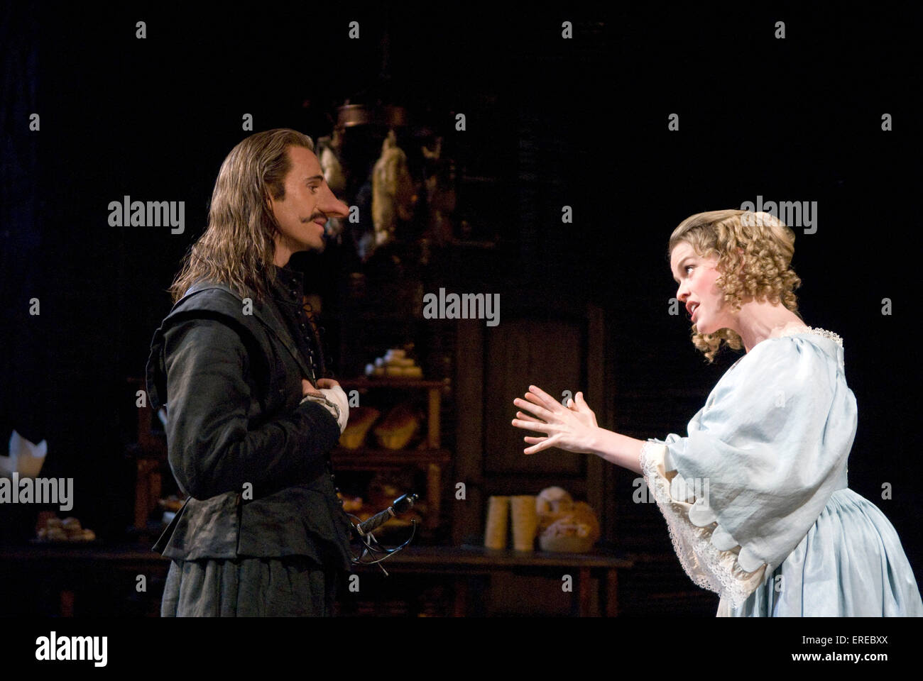 Joseph Fiennes als Cyrano de Bergerac und Alice Eve spielen Roxane in "Cyrano de Bergerac", Chichester Festival Theatre, Mai Stockfoto