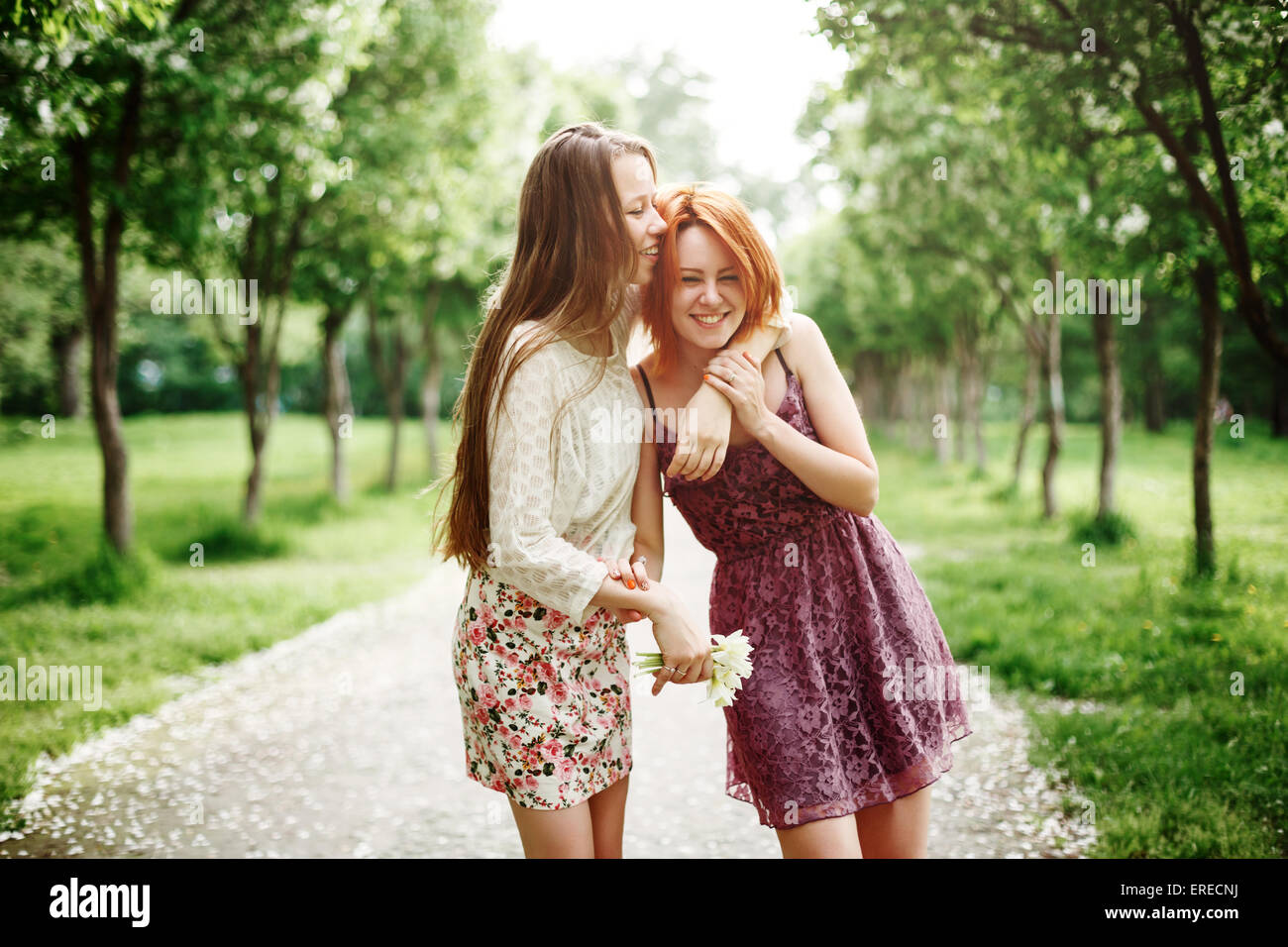 Zwei glückliche Mädchen Spaß im Sommer Park. Beste Freunde lachen und umarmen. Stockfoto