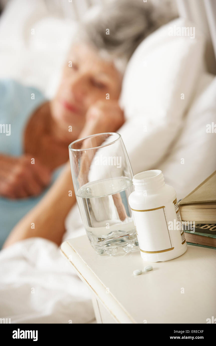 Medikamente auf Nachttisch Senior Frau zu schlafen Stockfoto