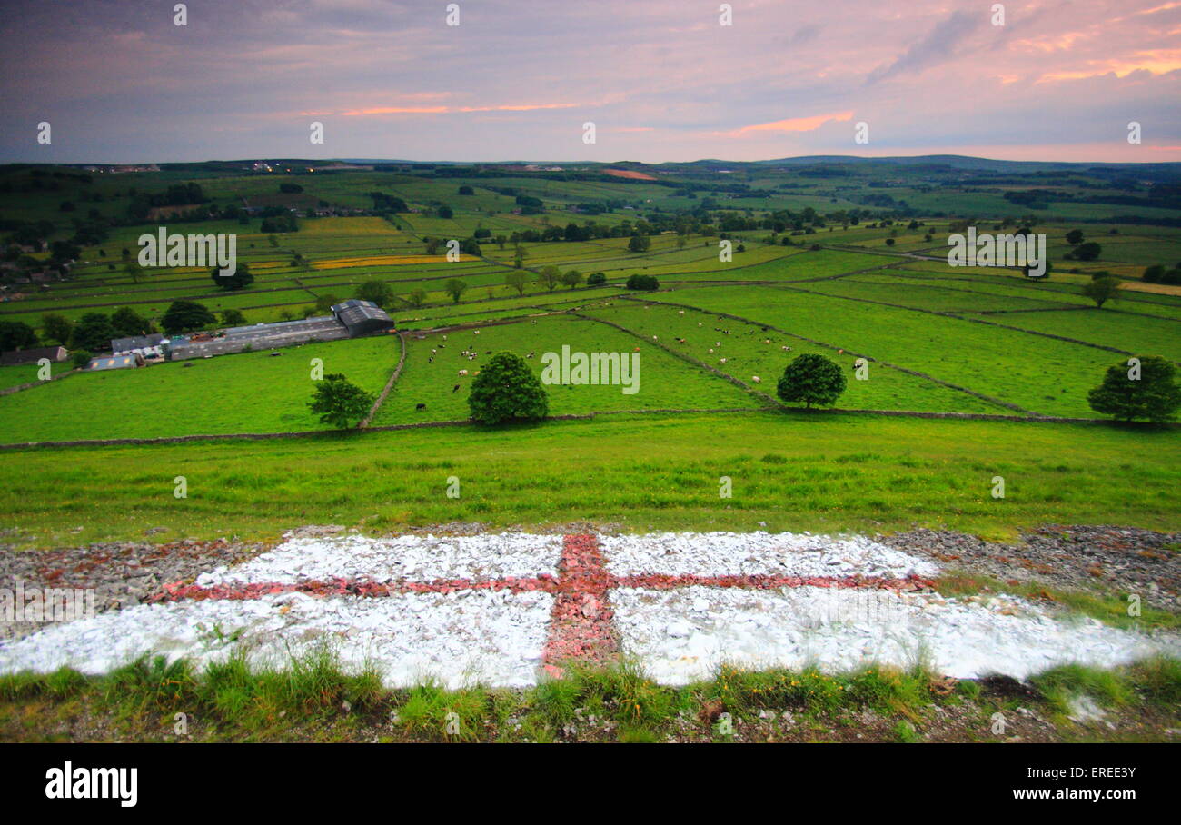 Ein super-sized St George Flag zeichnet sich auf einem Hügel in den Peak District Derbyshire UK Stockfoto