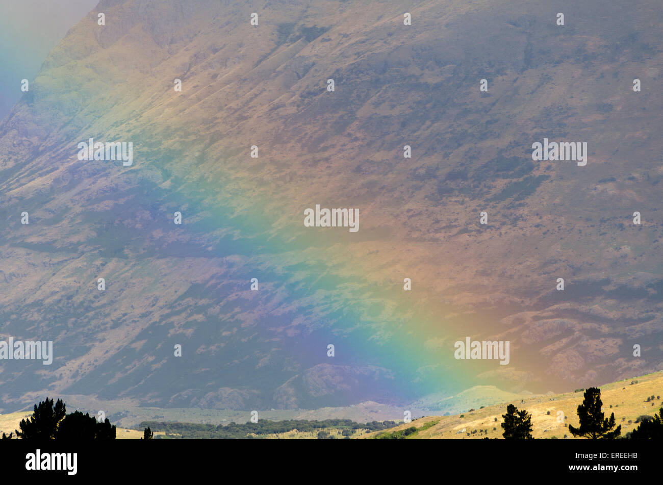 Regenbogen vor Berge, Mount Nicholas, Central Otago, Südinsel, Neuseeland Stockfoto