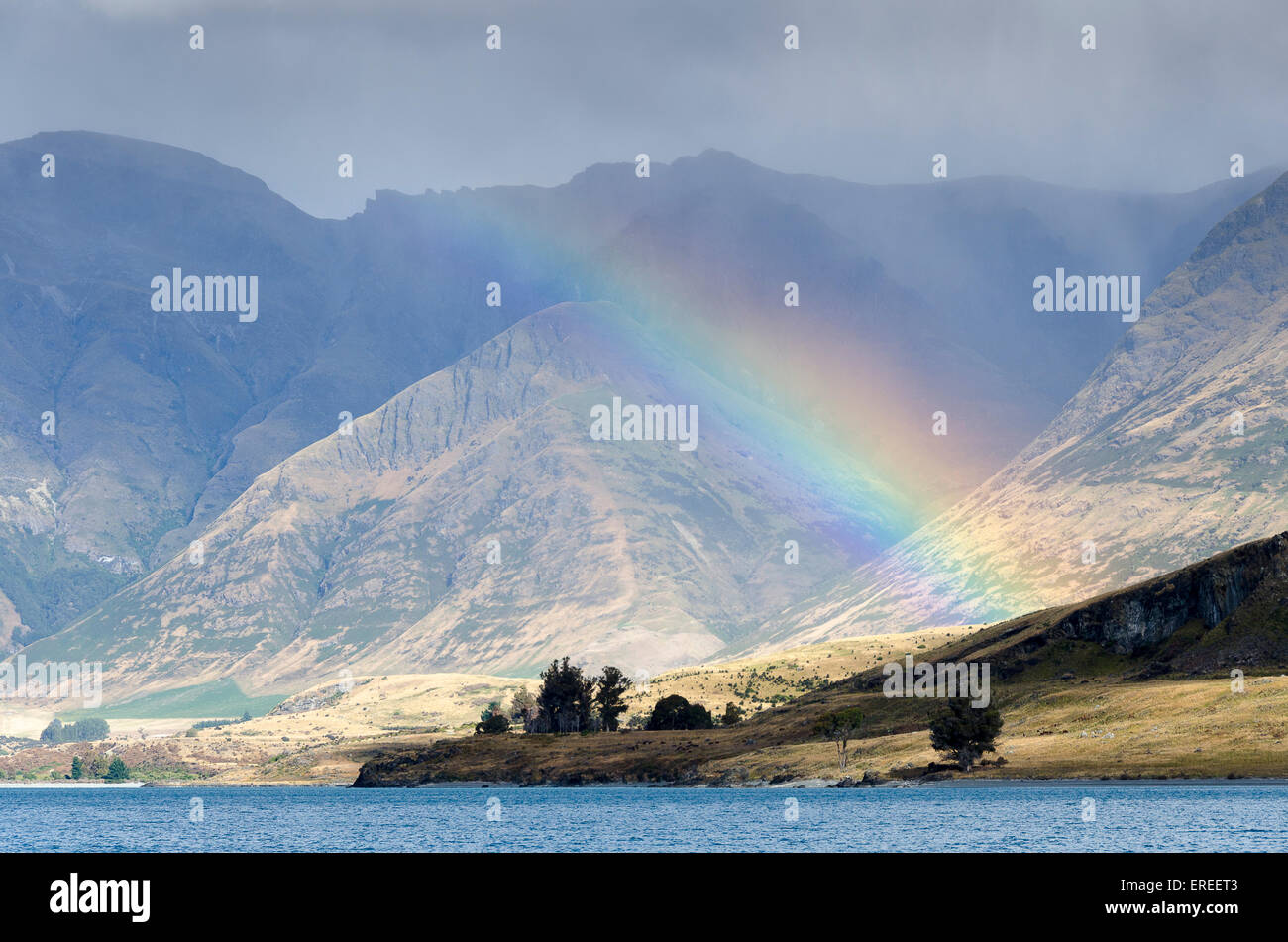 Regenbogen vor Bergen neben Lake Wakatipu, Mount Nicholas, Central Otago, Südinsel, Neuseeland Stockfoto